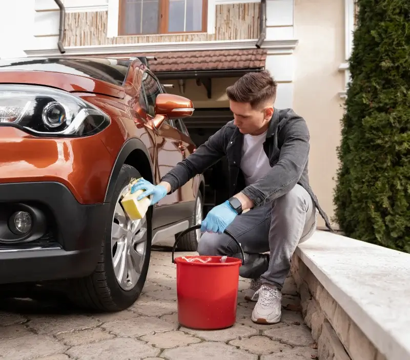 Lavage auto à domicile Moulins-sur-Céphons : professionnel intervenant sur un véhicule